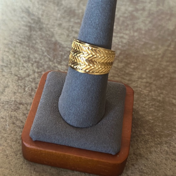 Source Unknown Gold Rings Collection - Picture 3 of 6